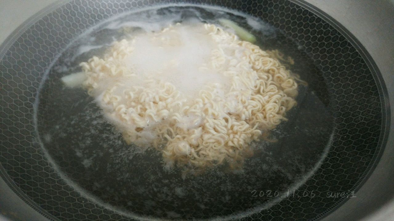 葱香鲅鱼鸡蛋面