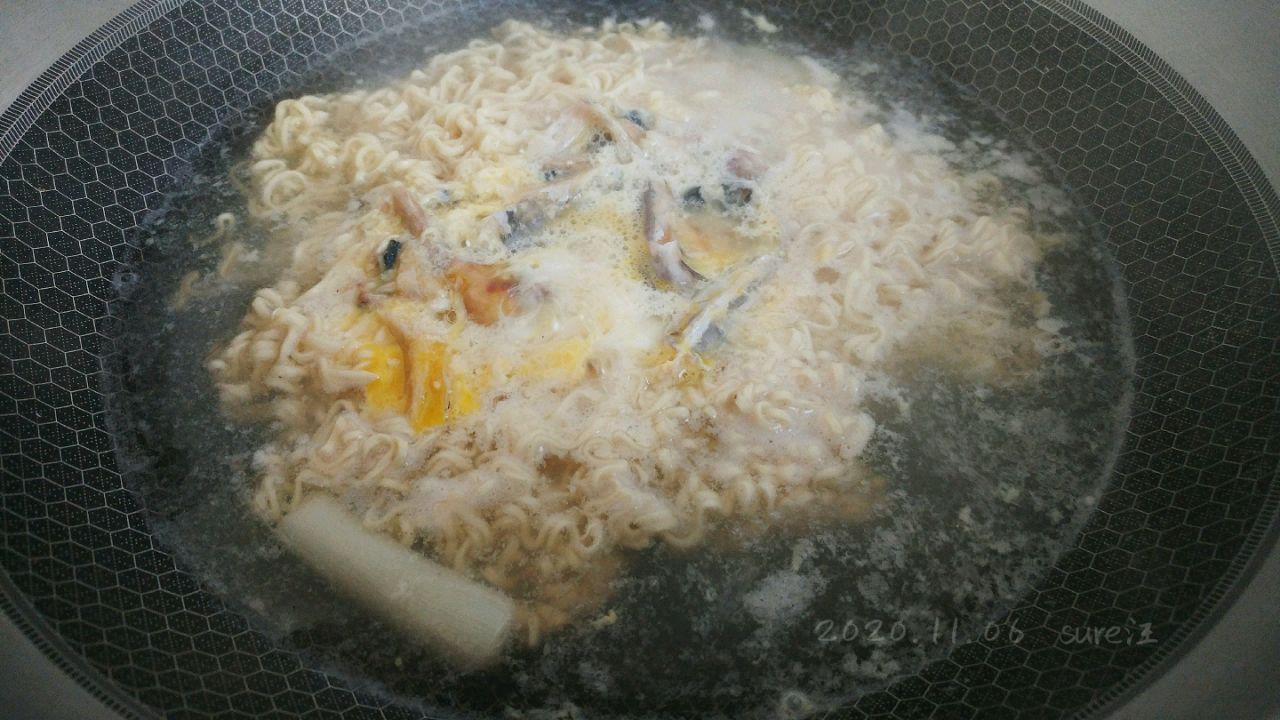 葱香鲅鱼鸡蛋面