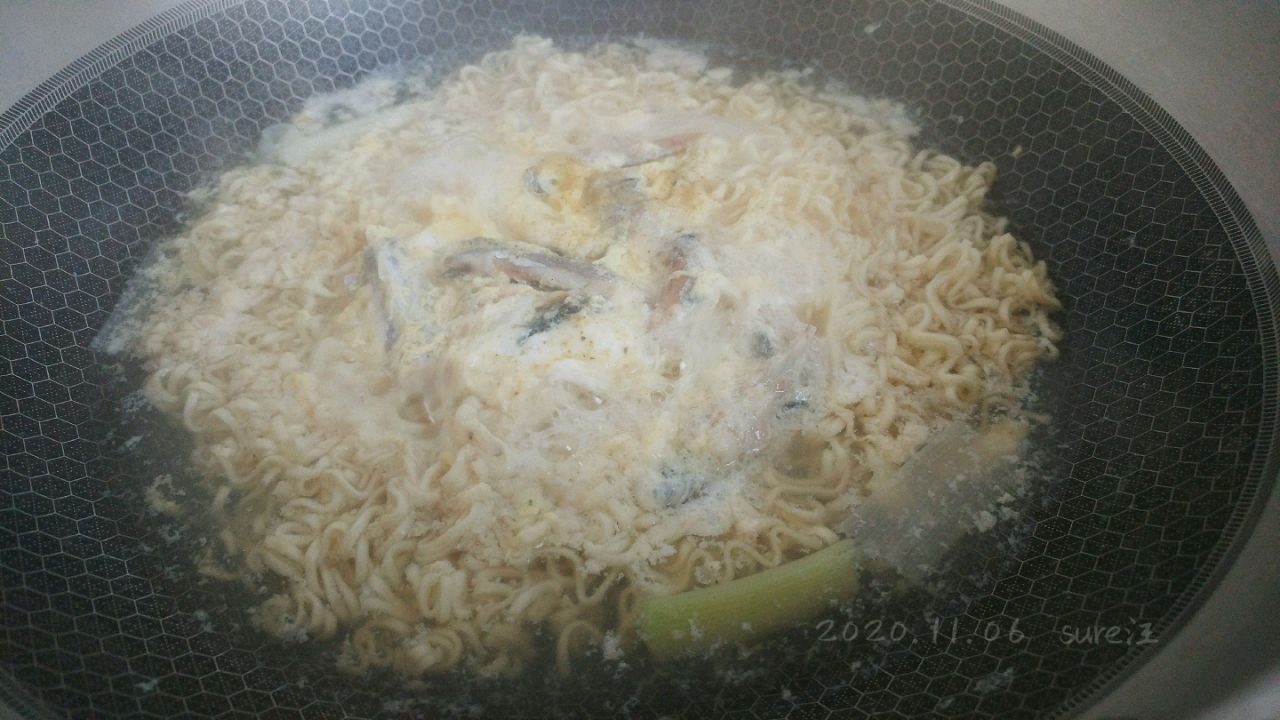 葱香鲅鱼鸡蛋面