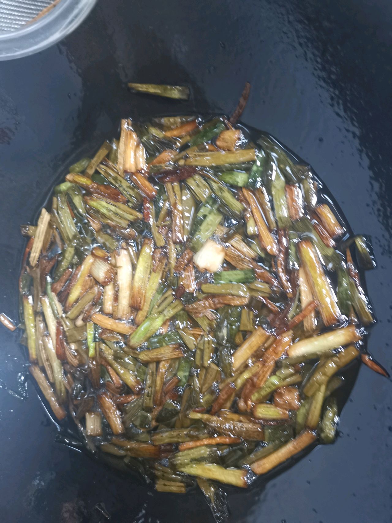 葱油拌面熬葱油