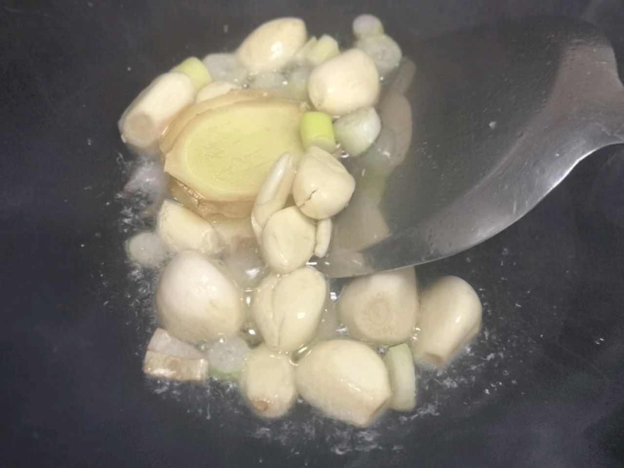 大蒜烧猪肚