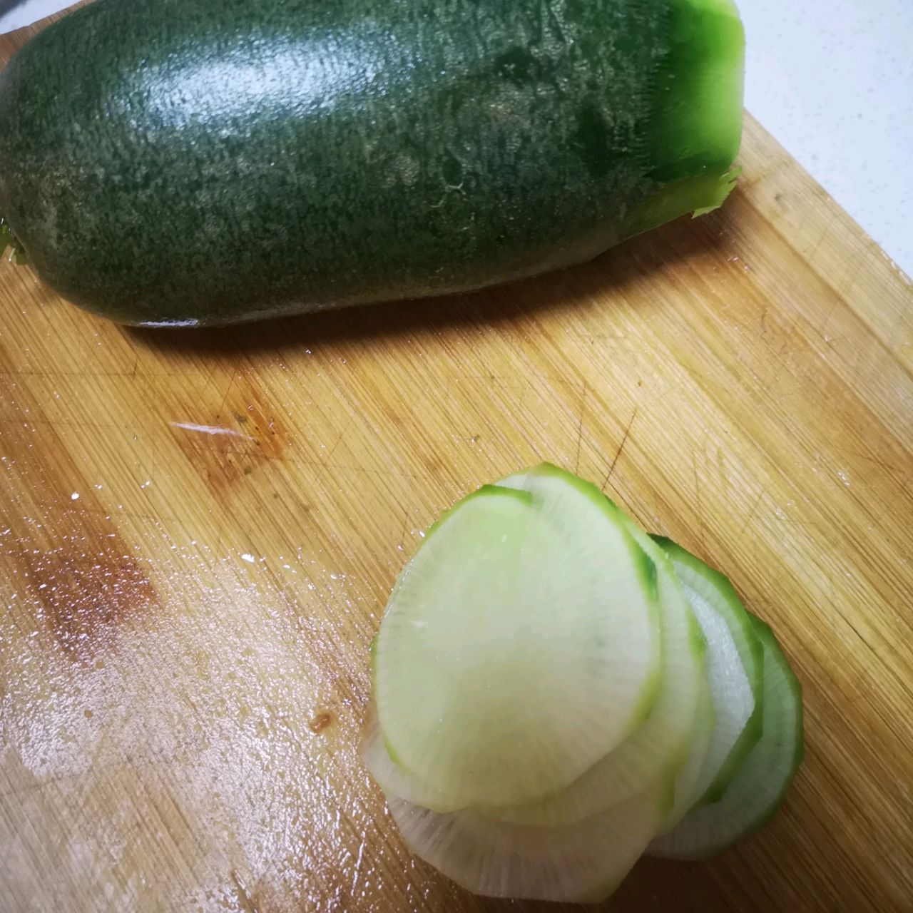 蛋饺萝卜黄豆汤