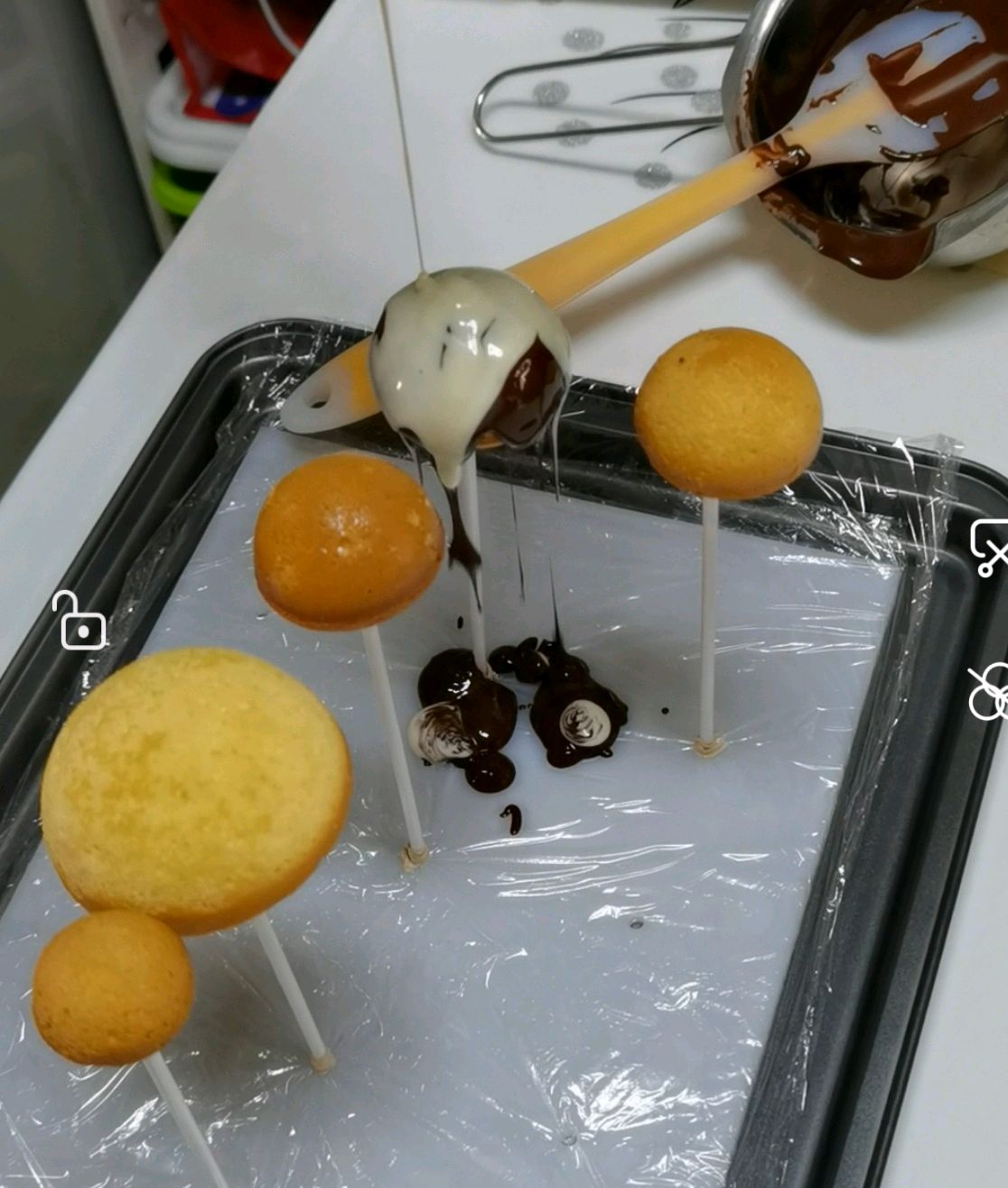 滴落双色巧克力蛋糕