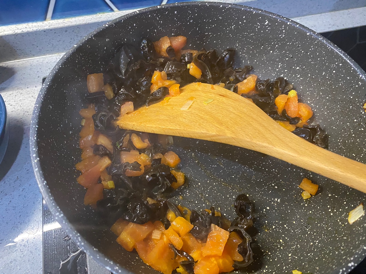 低脂饱腹｜西红柿木耳豆腐丝