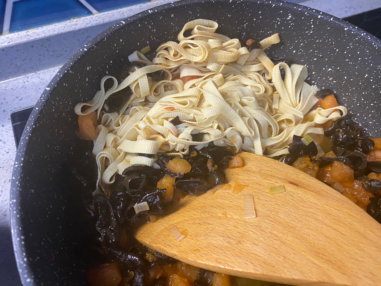 低脂饱腹｜西红柿木耳豆腐丝