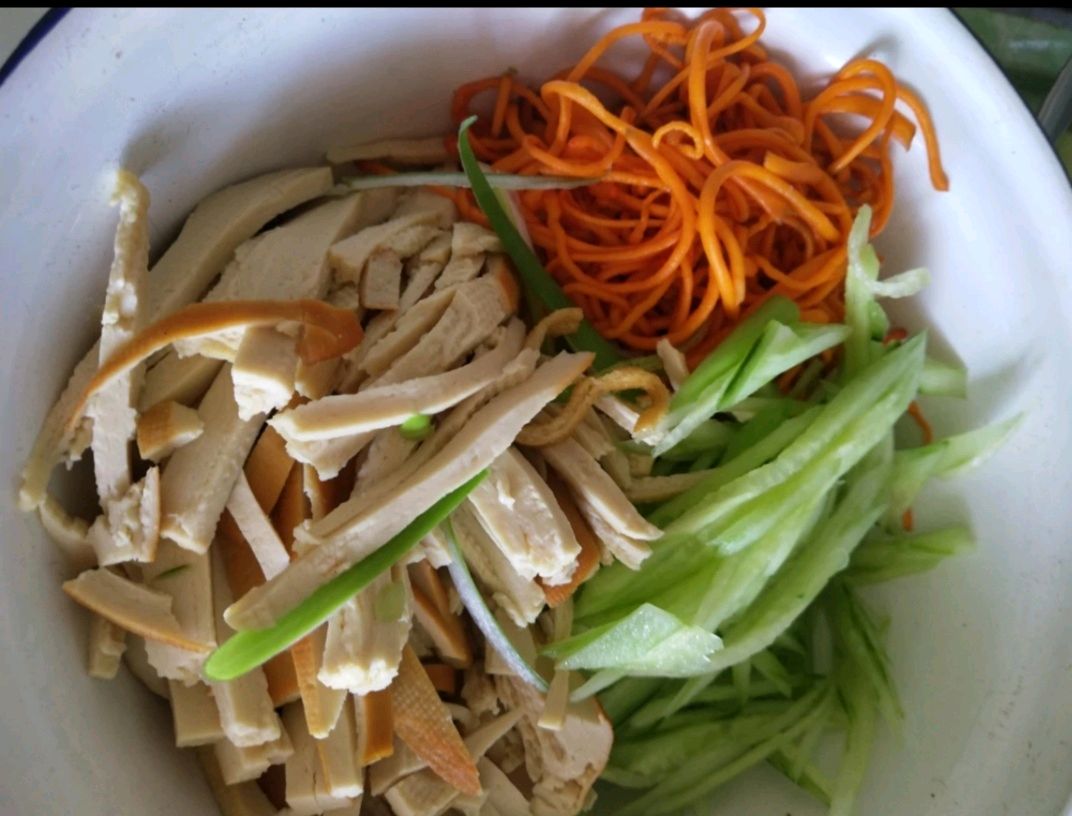 低脂美味的虫草花拌豆腐丝