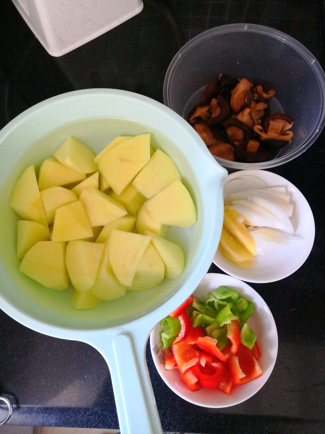 电饭煲版土豆香菇焖鸡块