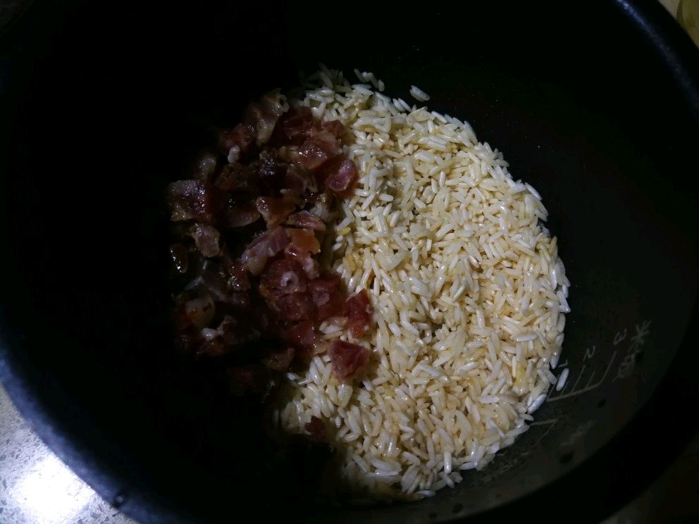 电饭煲-腊味土豆香菇红罗卜