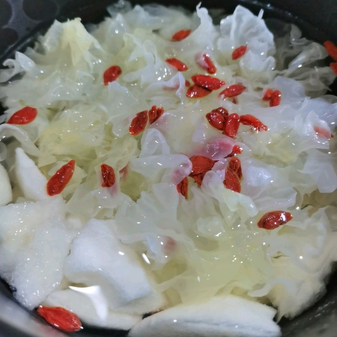 电饭锅版雪梨银耳