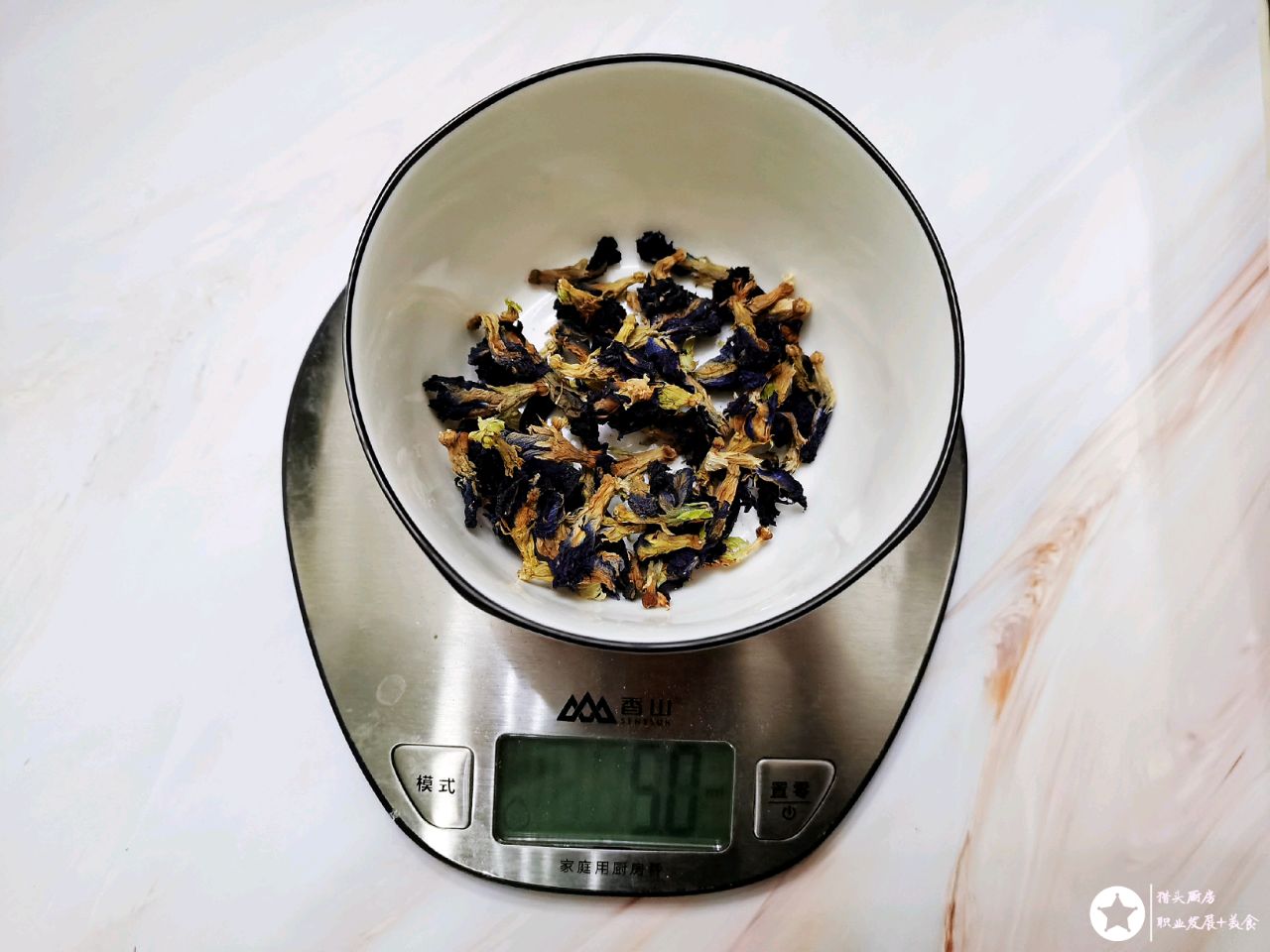 蝶豆花吐司：淡蓝！