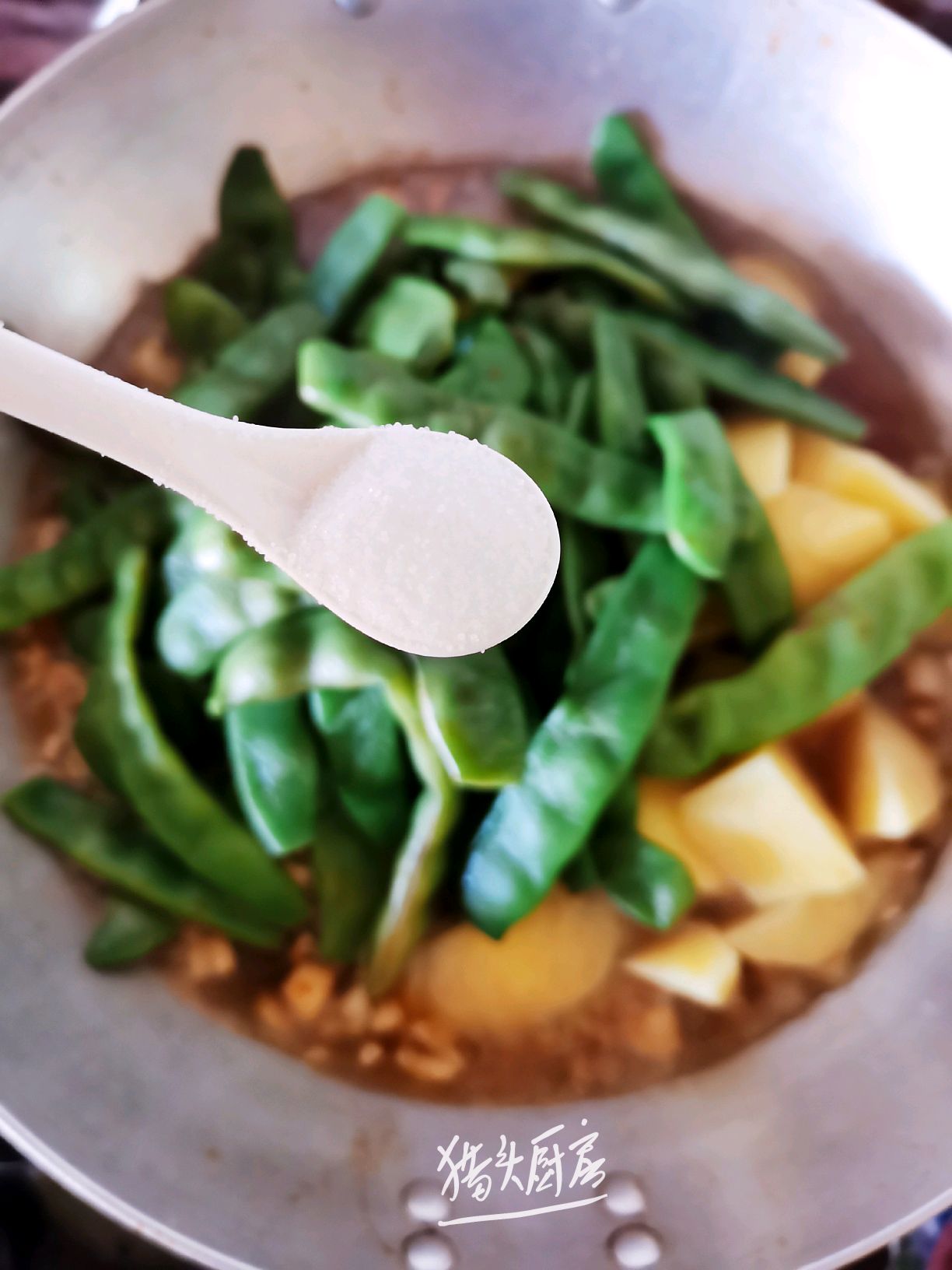 东北排骨土豆炖油豆角
