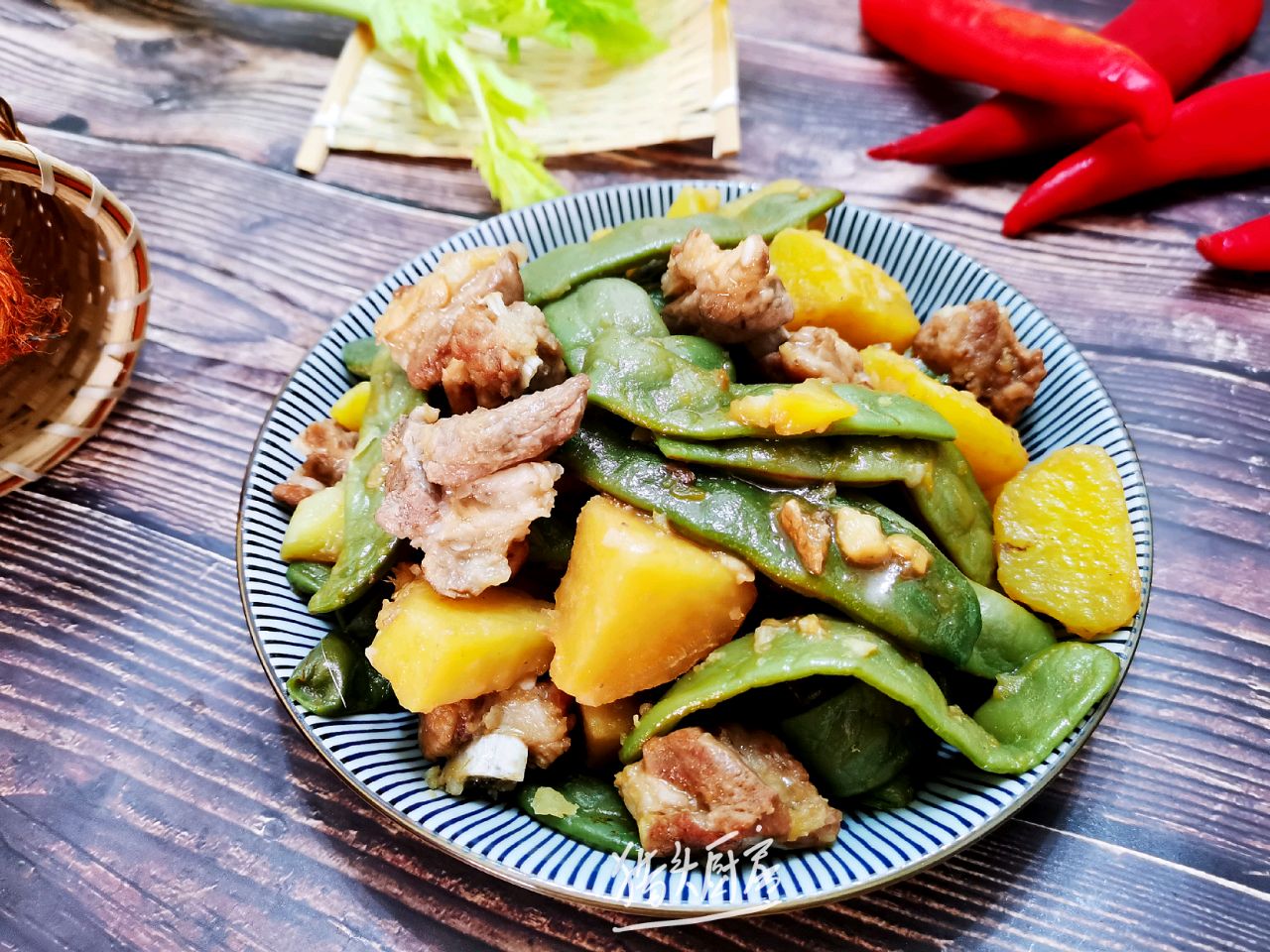 东北排骨土豆炖油豆角