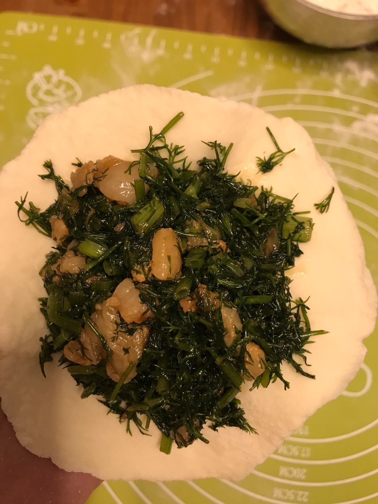 冬季餐桌上热腾腾的包子