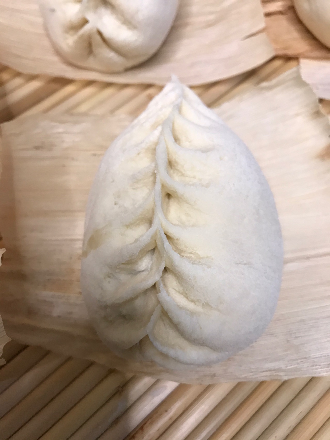 冬季餐桌上热腾腾的包子