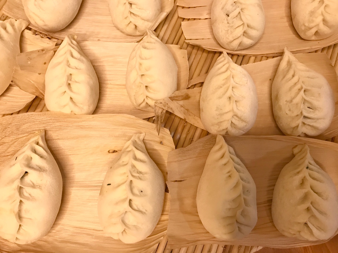 冬季餐桌上热腾腾的包子
