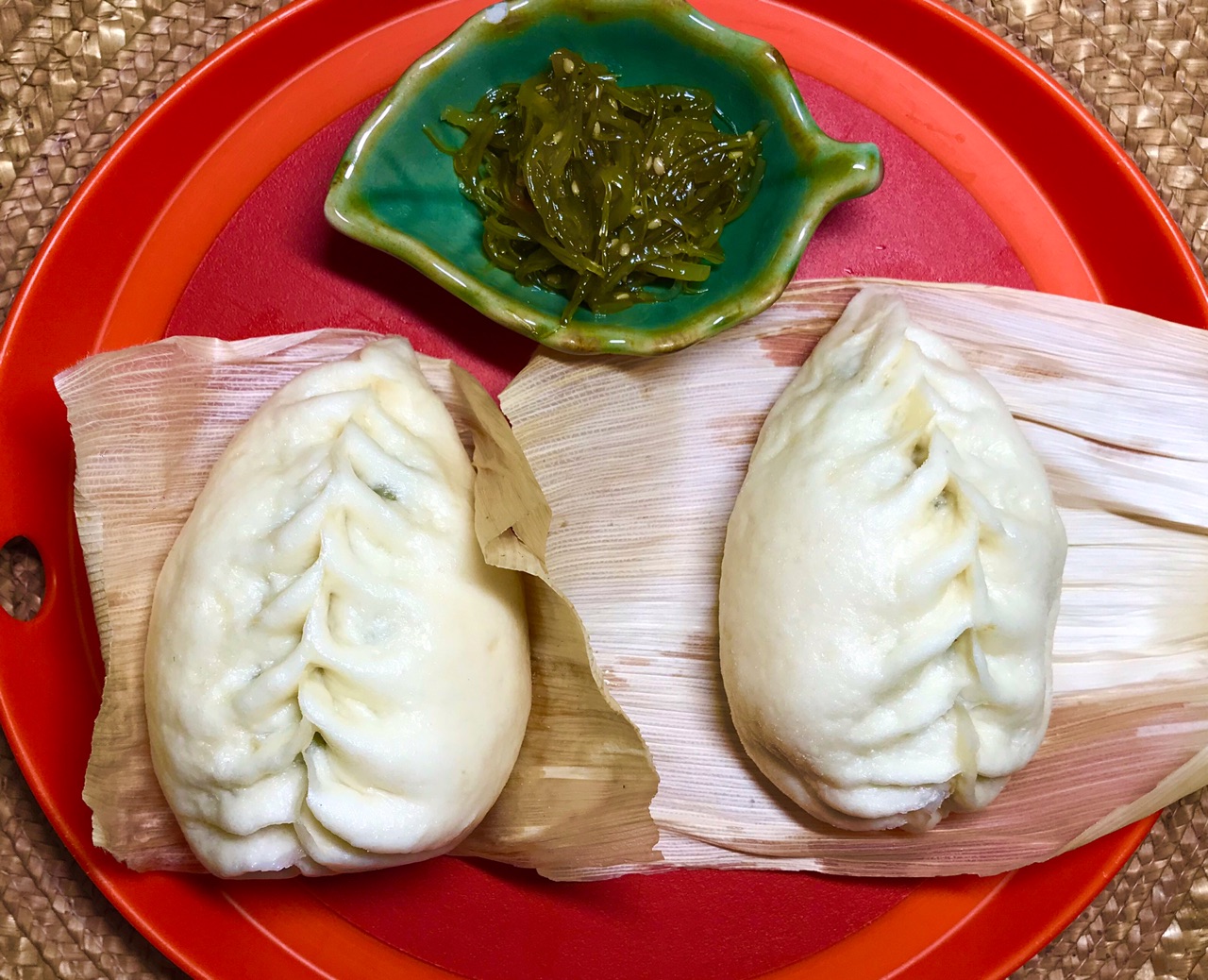 冬季餐桌上热腾腾的包子