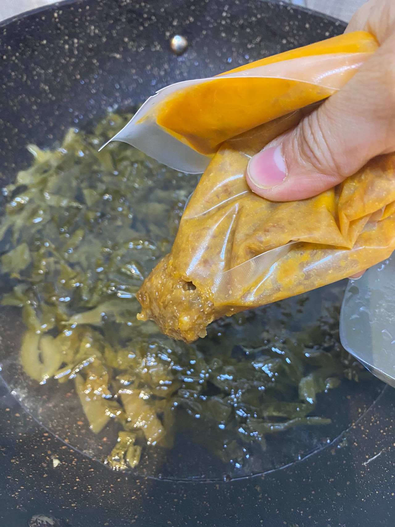 冬季来碗热乎—老坛酸菜金汤鱼