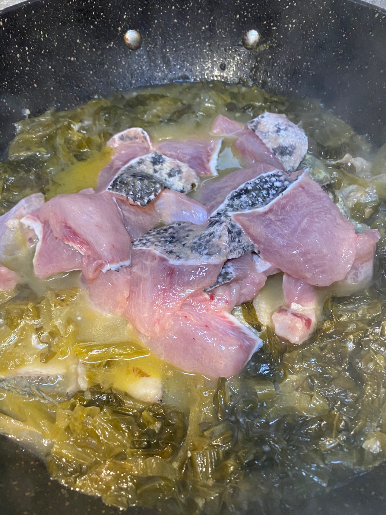 冬季来碗热乎—老坛酸菜金汤鱼