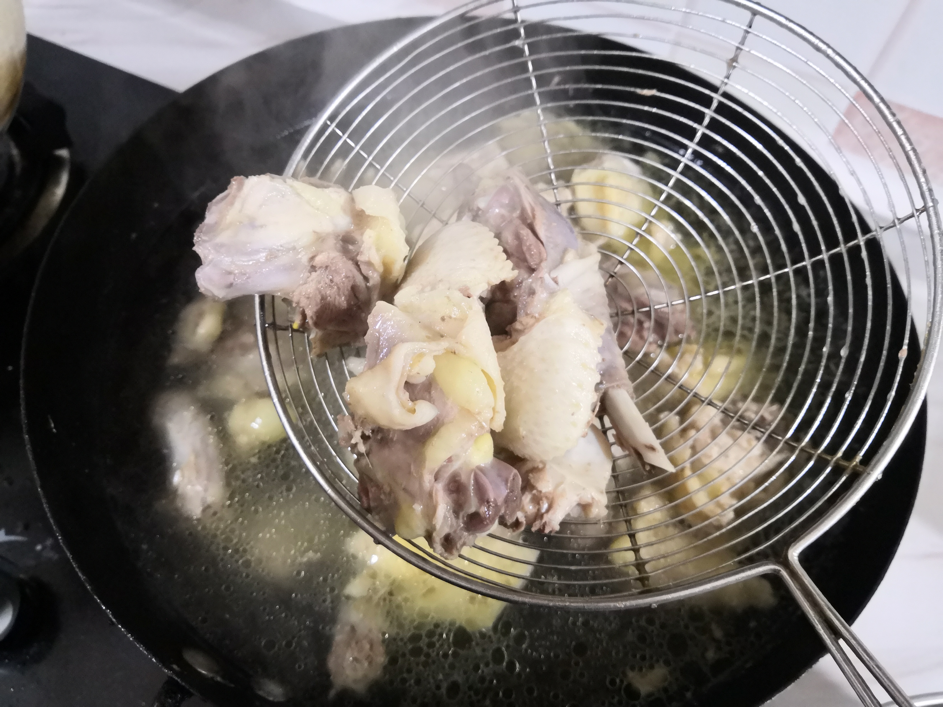 冬季暖身滋补~竹荪炖鸡汤