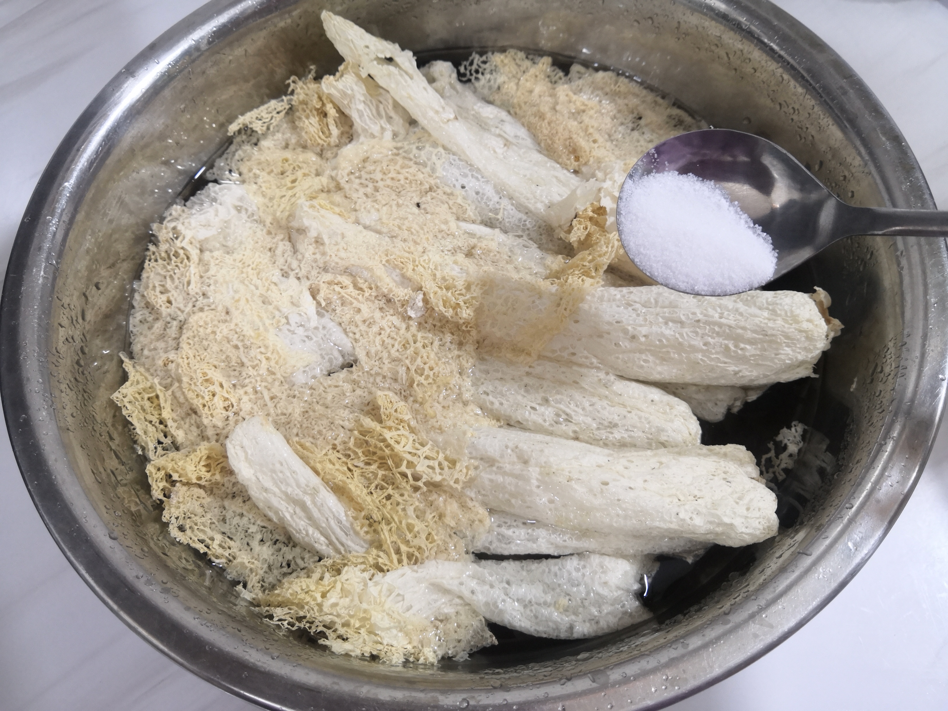 冬季暖身滋补~竹荪炖鸡汤