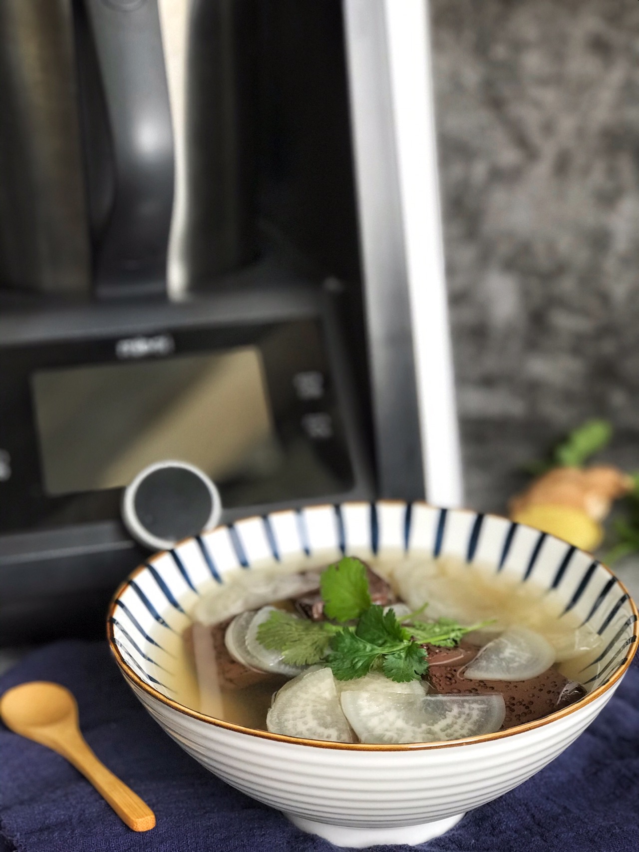 冬季润肺～白萝卜猪血汤
