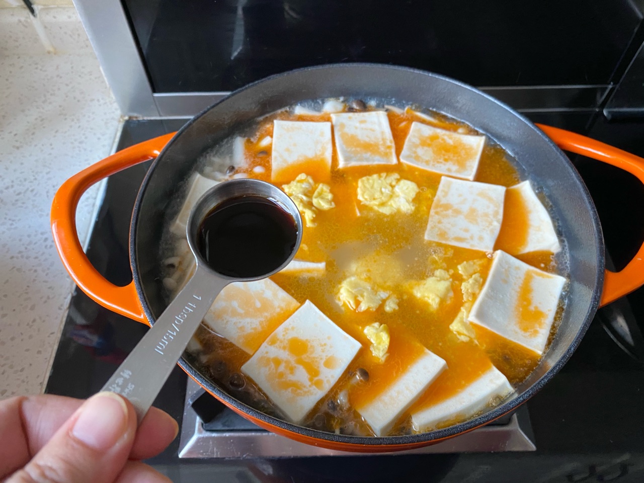 冬季鲜香暖胃菌菇豆腐汤