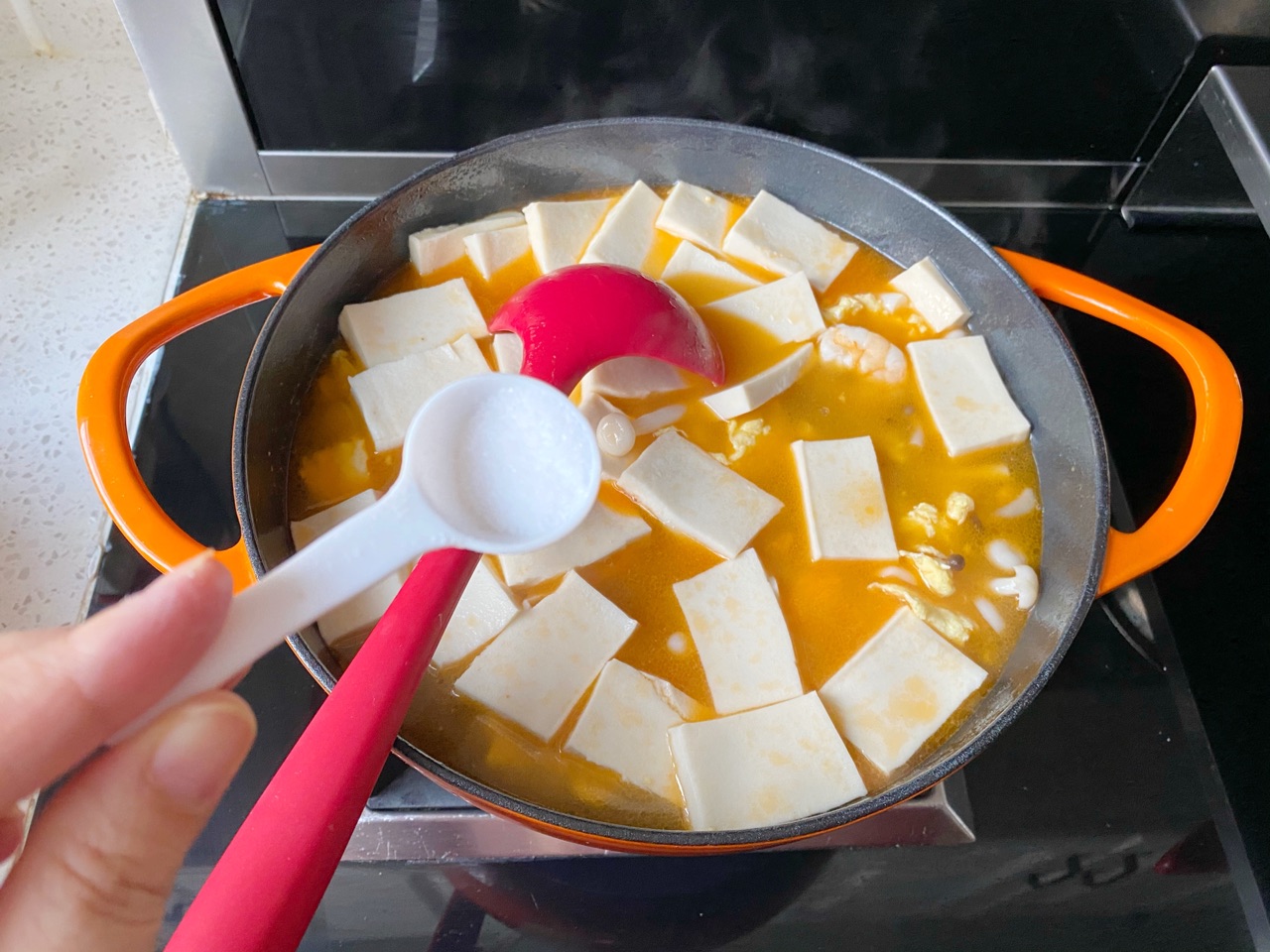 冬季鲜香暖胃菌菇豆腐汤