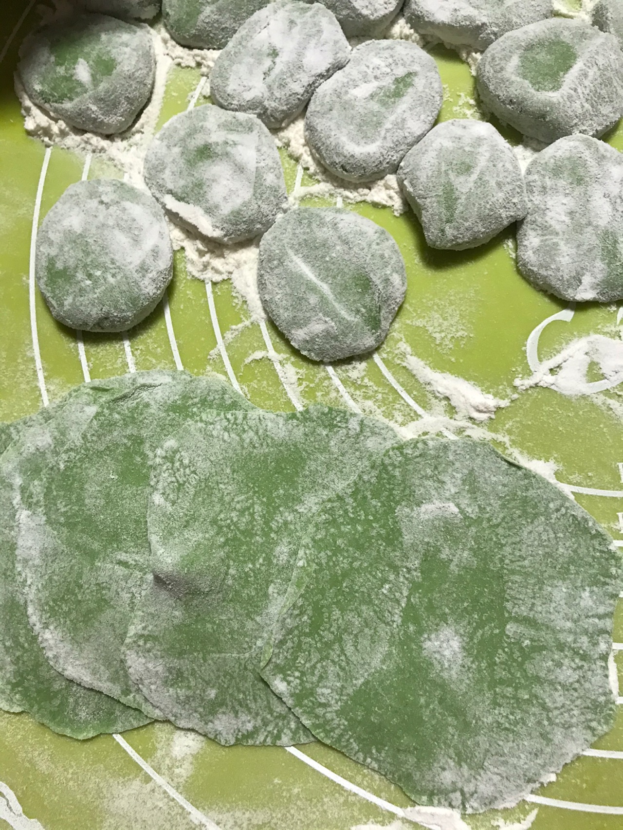 冬日餐桌上的彩色海鲜水饺