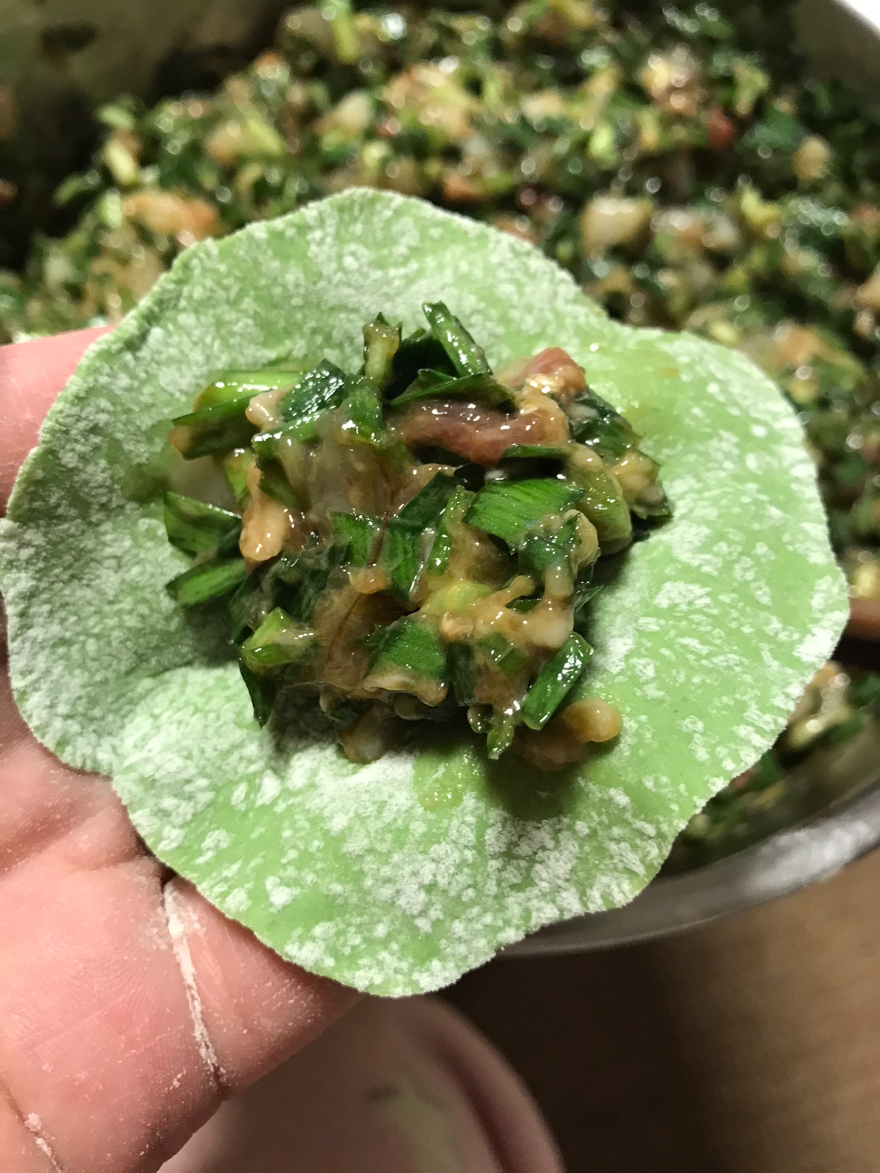 冬日餐桌上的彩色海鲜水饺
