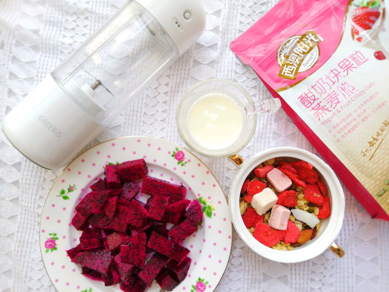 ☃️冬日晨间的小美好火龙果酸奶燕麦杯