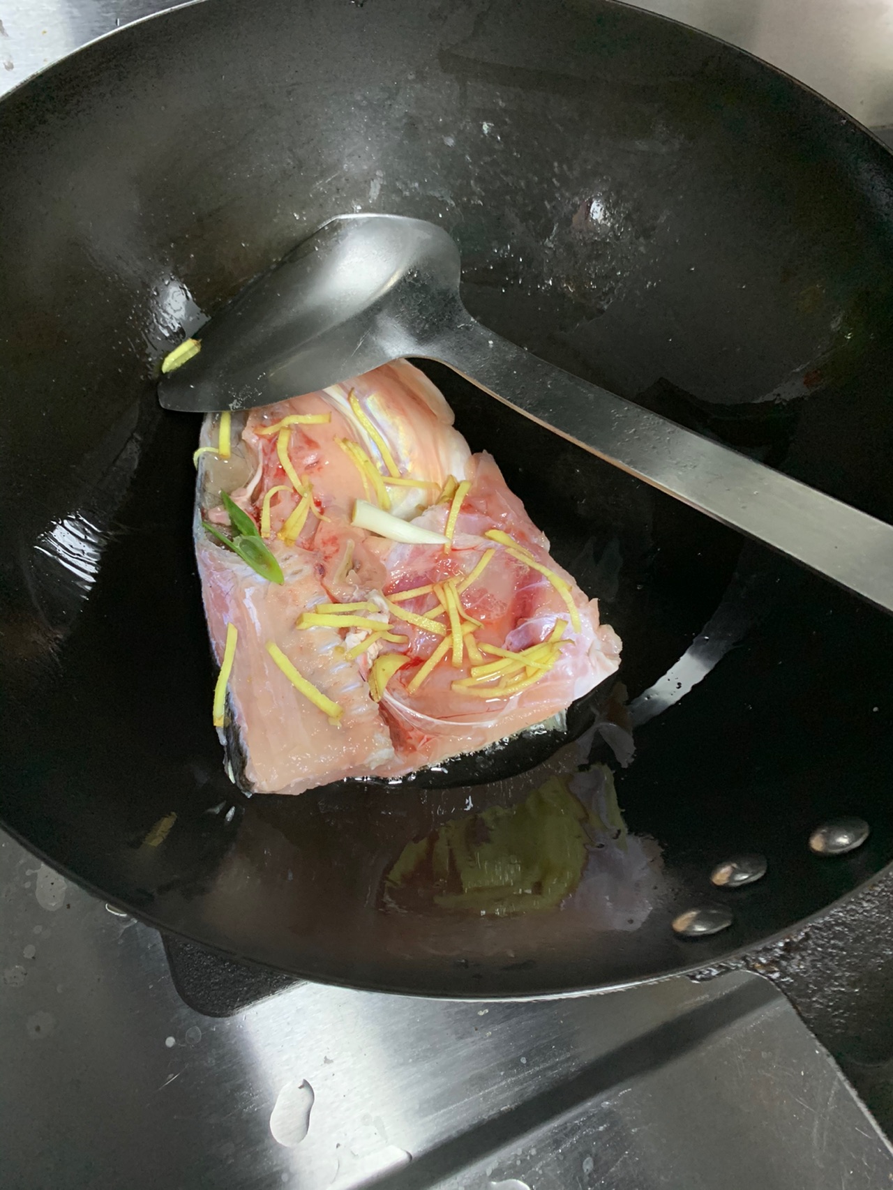 冬日奶白鱼头汤