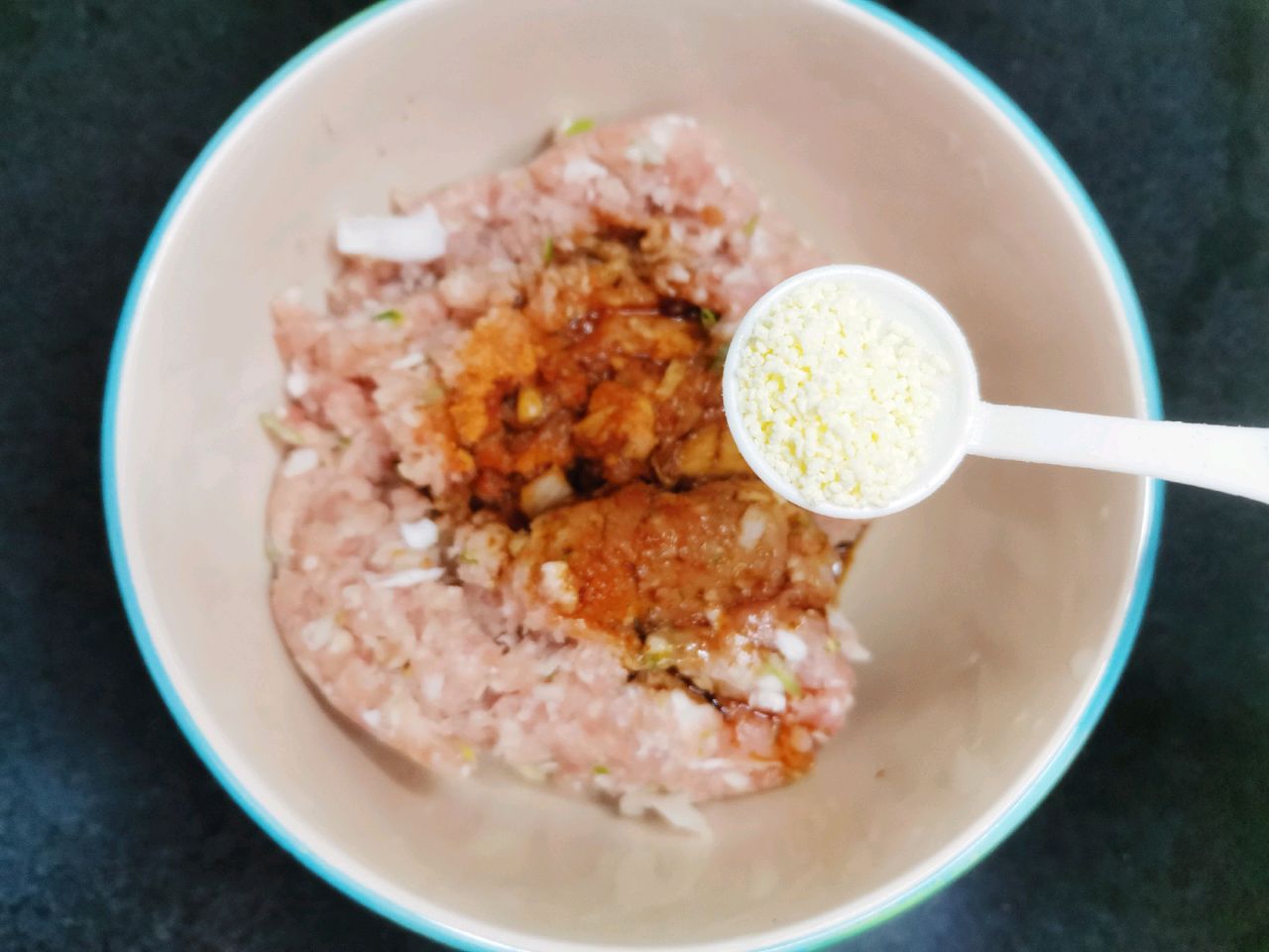 冬至将至——猪肉大葱烫面蒸饺。