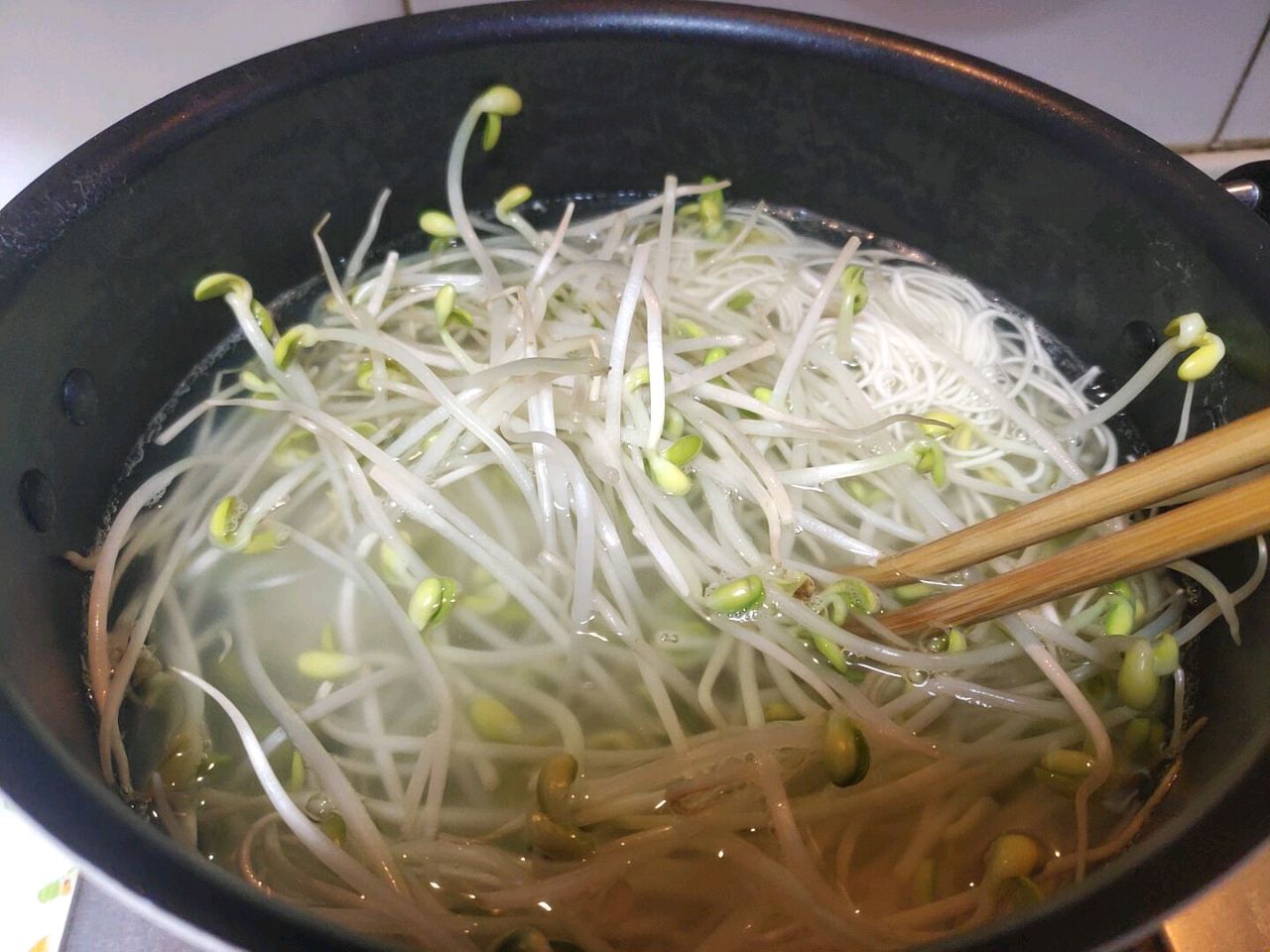 豆芽鸡蛋面