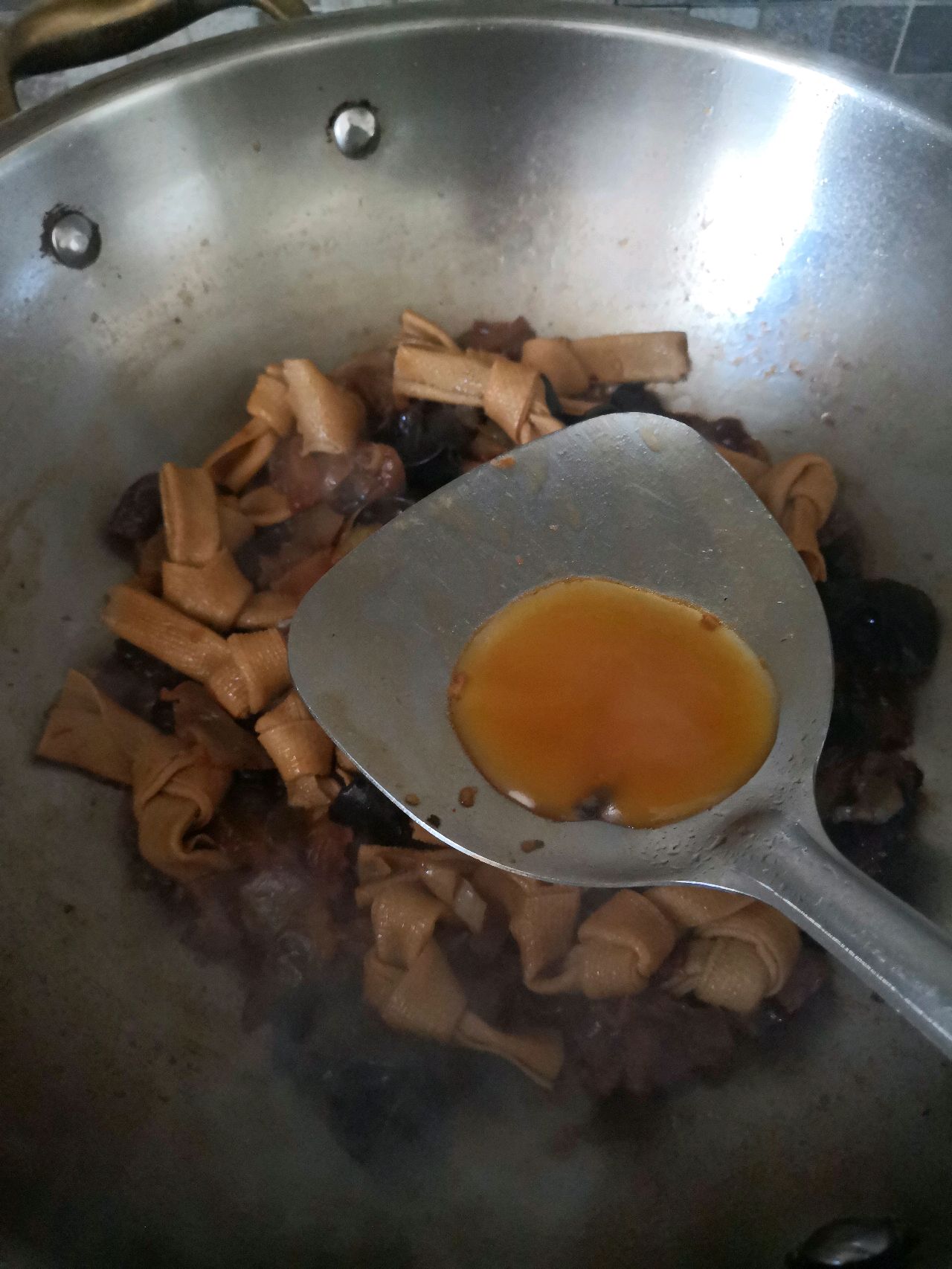 独家私房菜#黑木耳千张结烩牛筋
