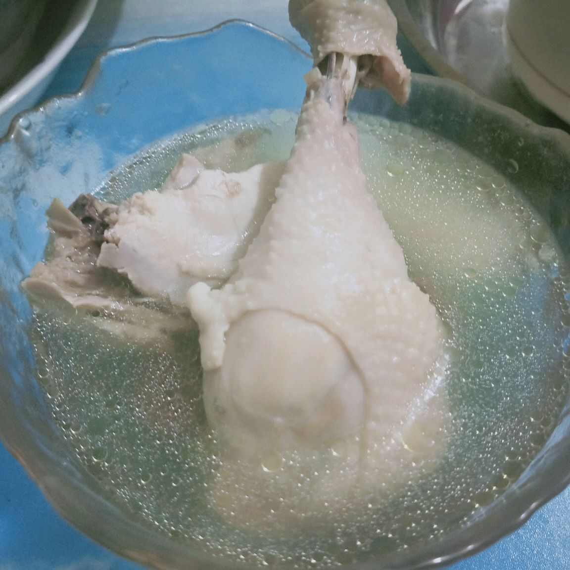 炖汤。高丽参鸡汤