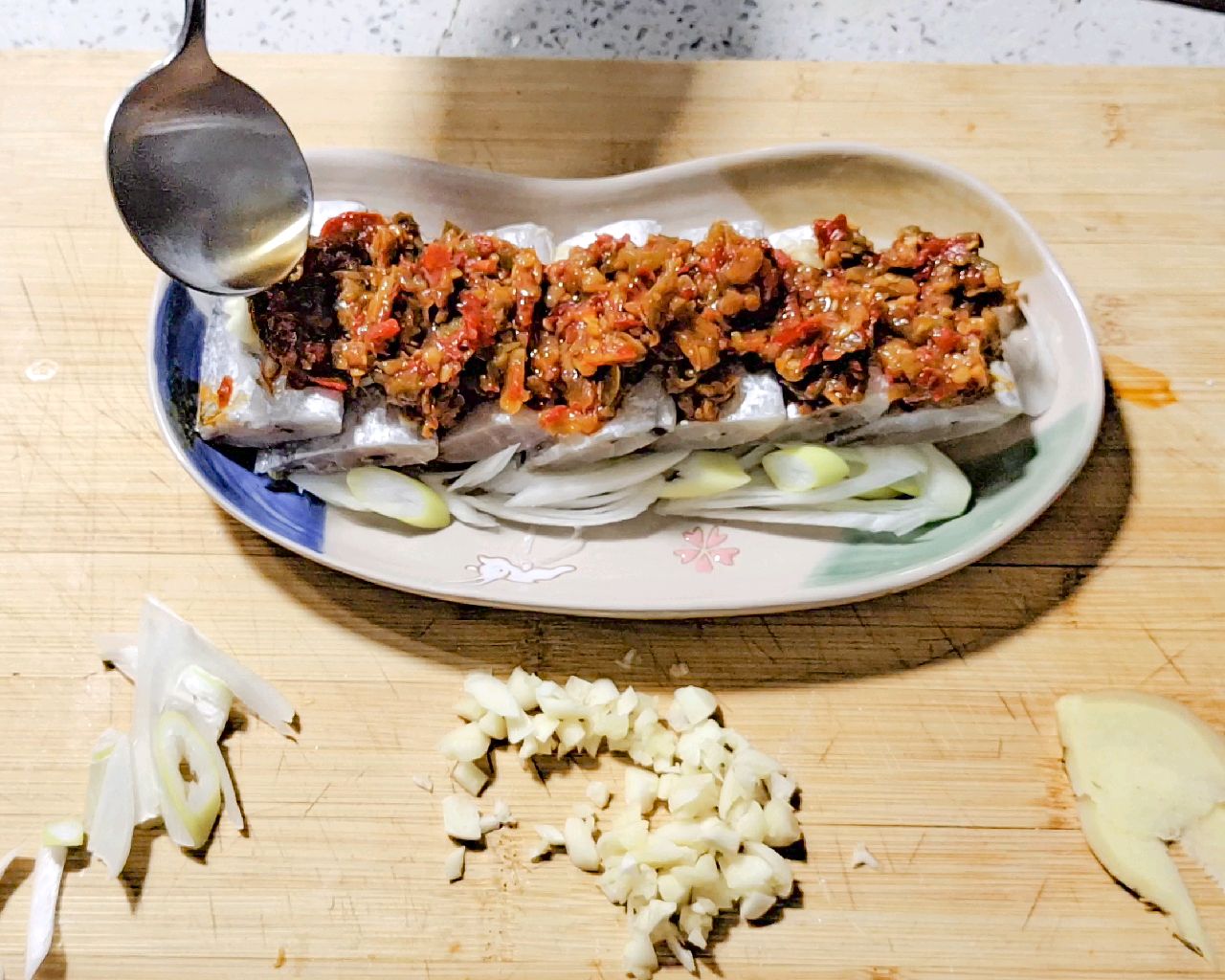 剁椒蒸带鱼，香辣鲜嫩真下饭
