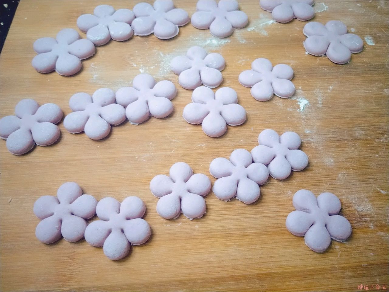 儿童版彩色花朵馒头