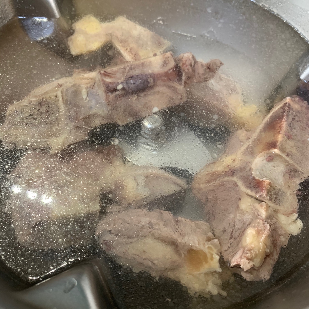 番茄胡萝卜炖牛脊骨汤配莜面