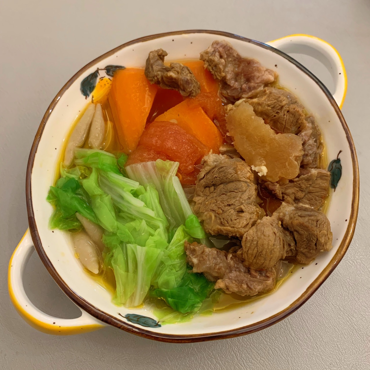 番茄胡萝卜炖牛脊骨汤配莜面