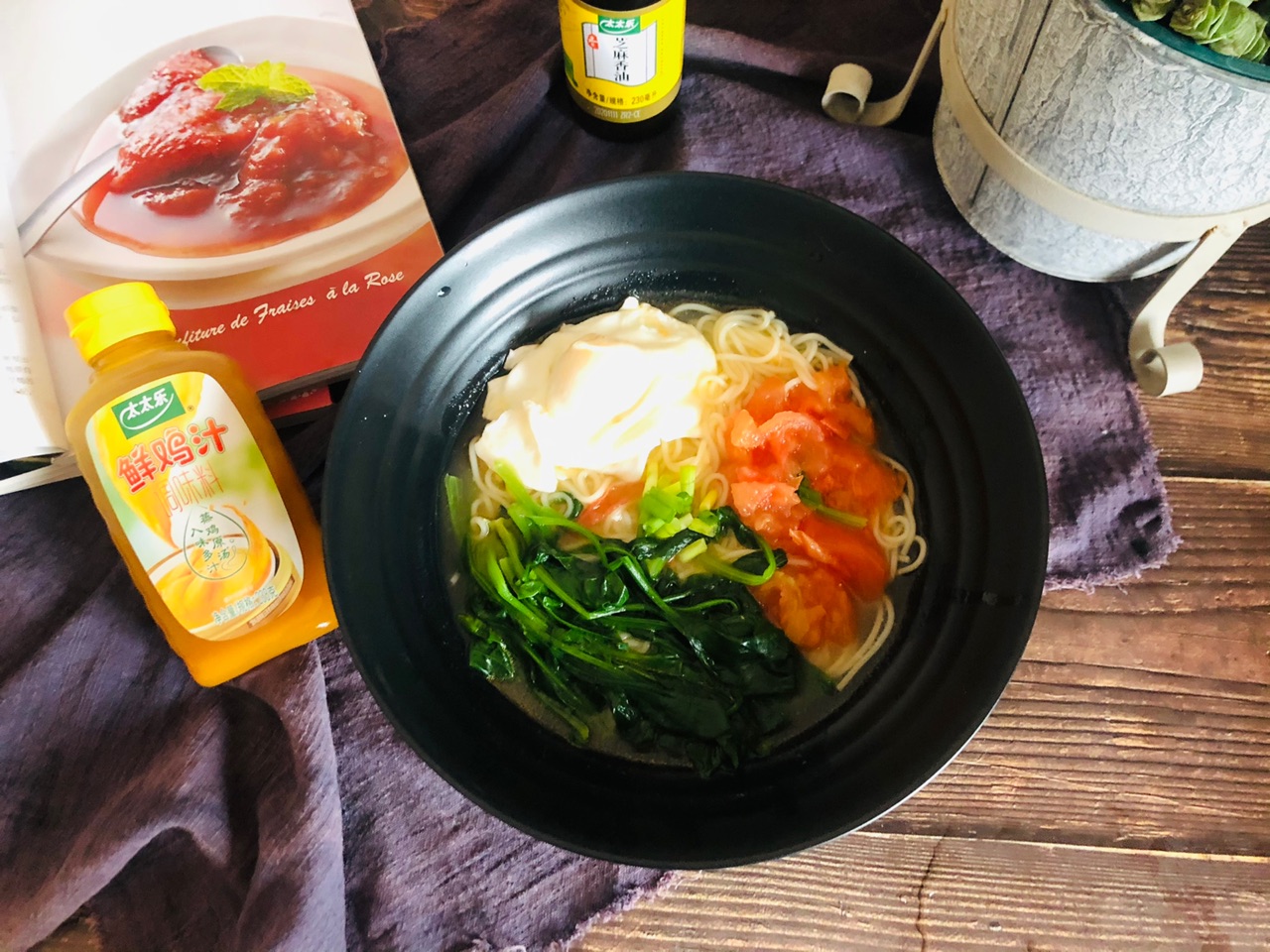 番茄鸡蛋面+太太乐鲜鸡汁芝麻香油