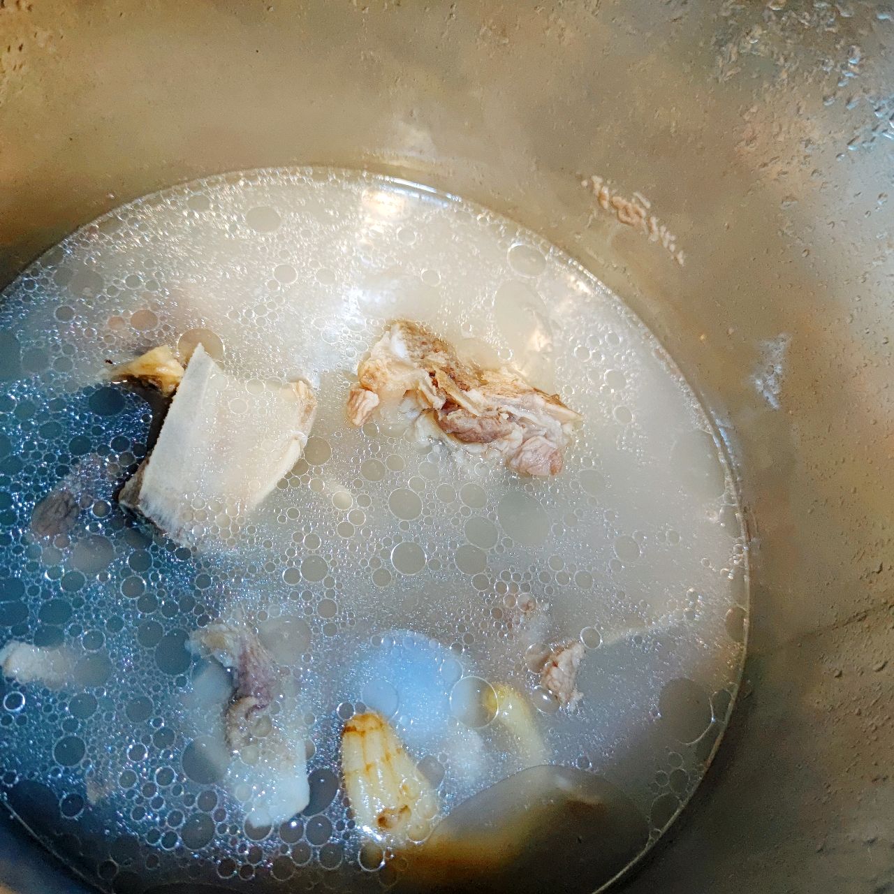 番茄浓汁鲫鱼汤