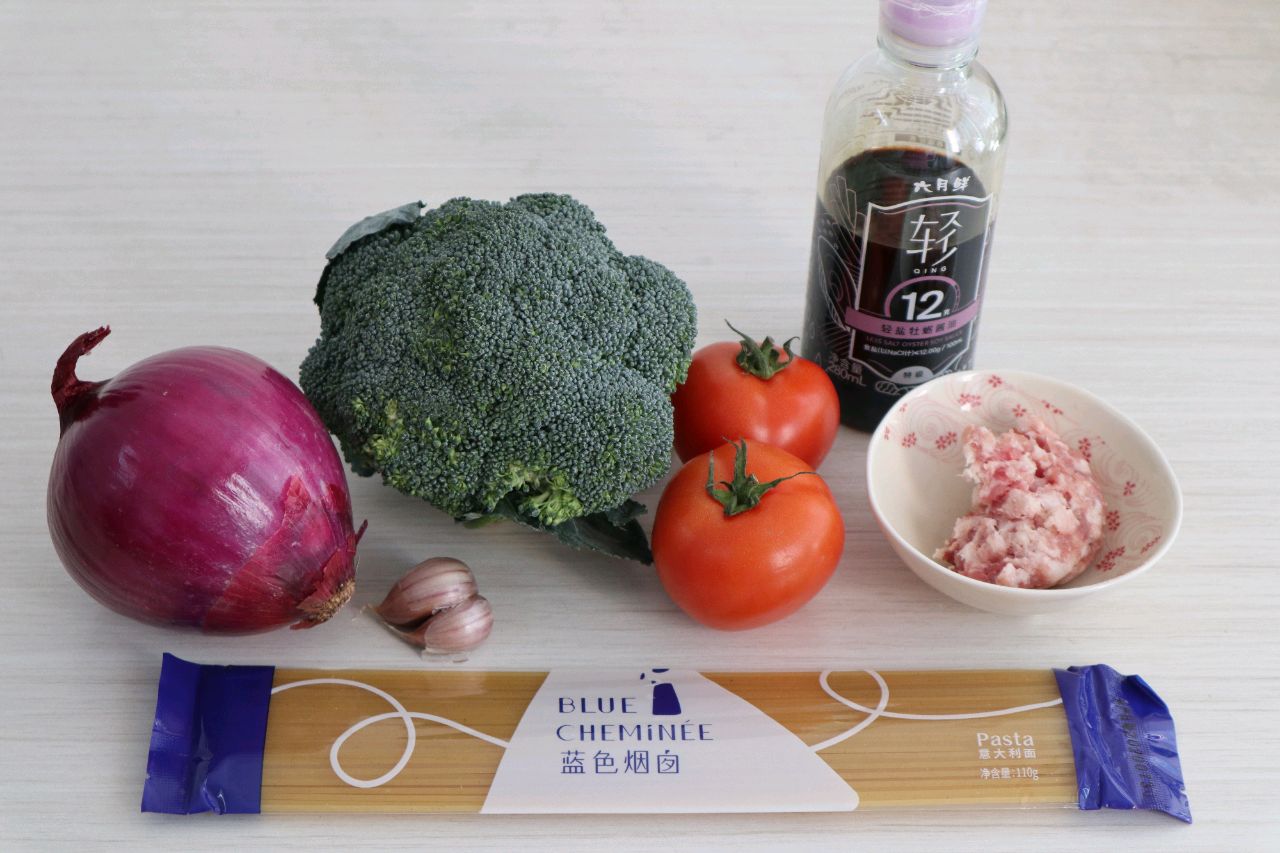 番茄肉酱意面，面条劲道，酱汁浓郁，简单快手又美味