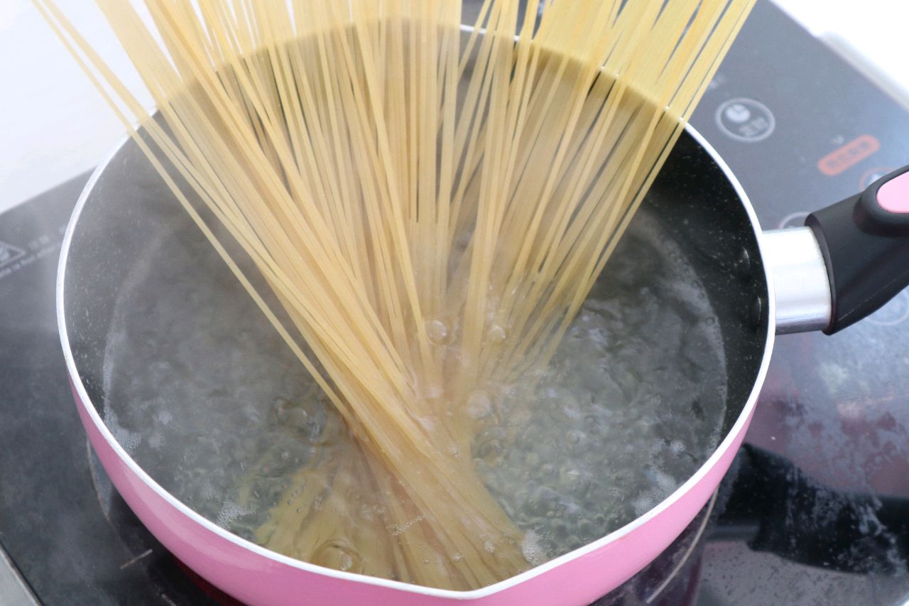 番茄肉酱意面，面条劲道，酱汁浓郁，简单快手又美味