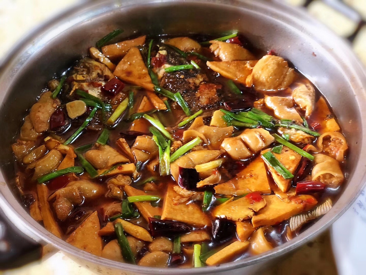 肥肠鲫鱼锅