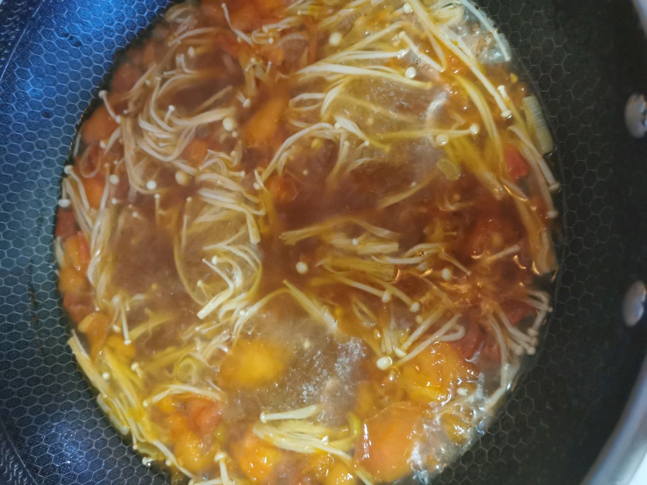 肥牛金针菇番茄汤