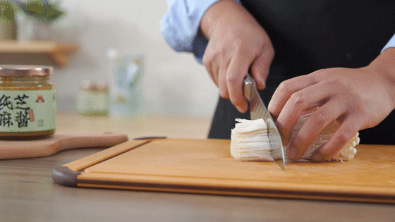 肥牛配上芝麻酱汁，味道立马有了升华——麻酱金针肥牛