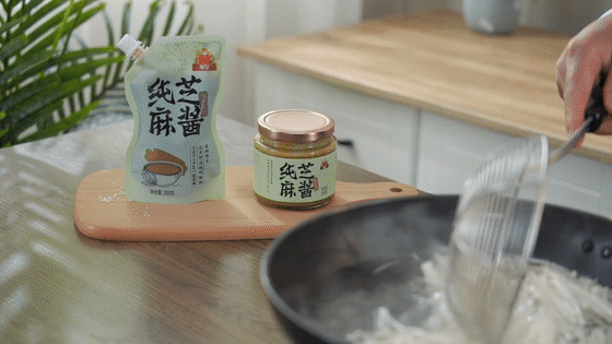 肥牛配上芝麻酱汁，味道立马有了升华——麻酱金针肥牛