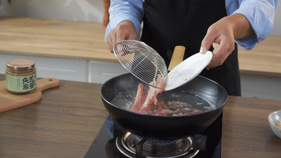 肥牛配上芝麻酱汁，味道立马有了升华——麻酱金针肥牛