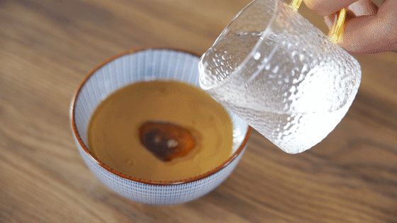 肥牛配上芝麻酱汁，味道立马有了升华——麻酱金针肥牛