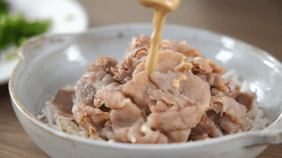 肥牛配上芝麻酱汁，味道立马有了升华——麻酱金针肥牛